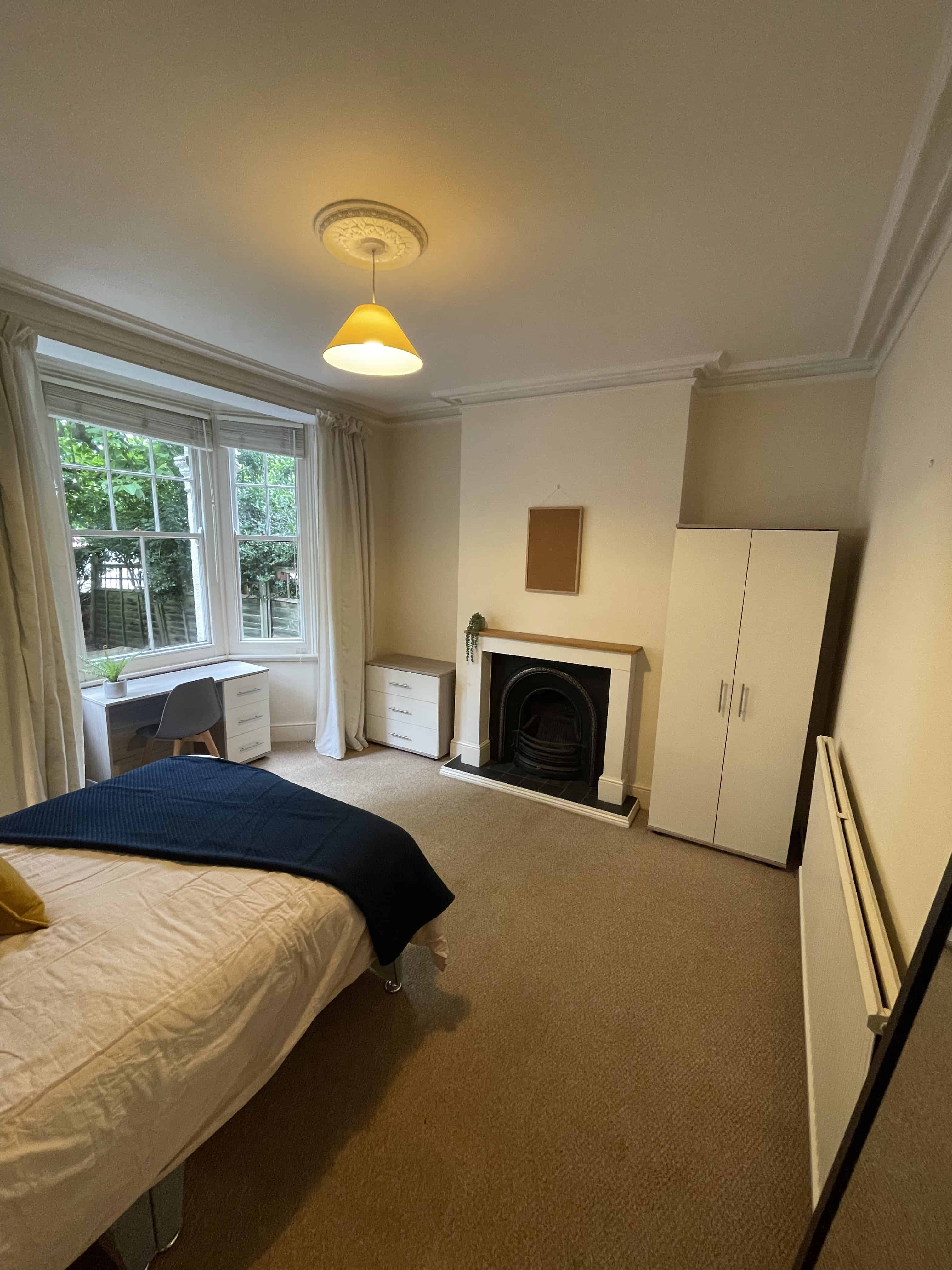 Amenities?w=400&h=260&fit=crop&q=40&auto=format&trim=auto