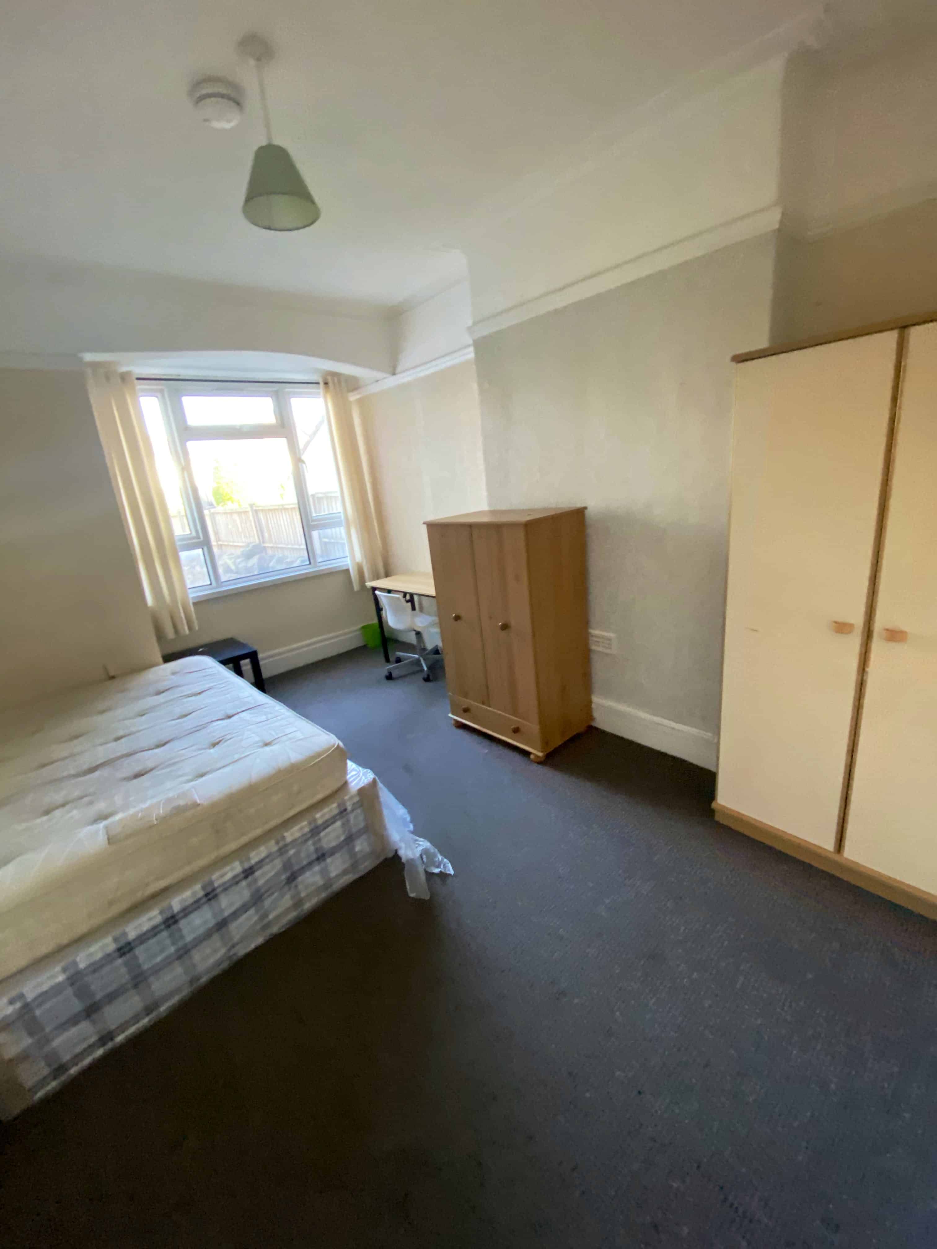 Room?w=400&h=260&fit=crop&q=40&auto=format&trim=auto