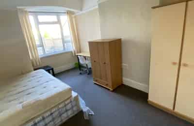 Room?w=400&h=260&fit=crop&q=40&auto=format&trim=auto
