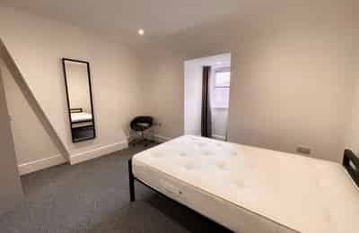 2 Bedroom 1 Bathroom Apartment - Bedroom?w=400&h=260&fit=crop&q=40&auto=format&trim=auto