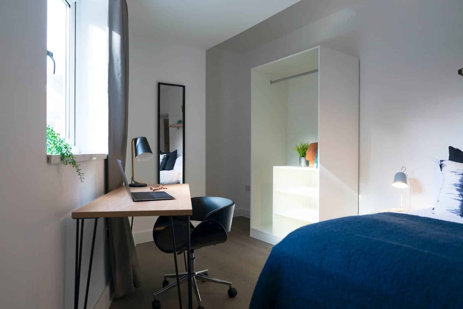 Bathroom?w=400&h=260&fit=crop&q=40&auto=format&trim=auto