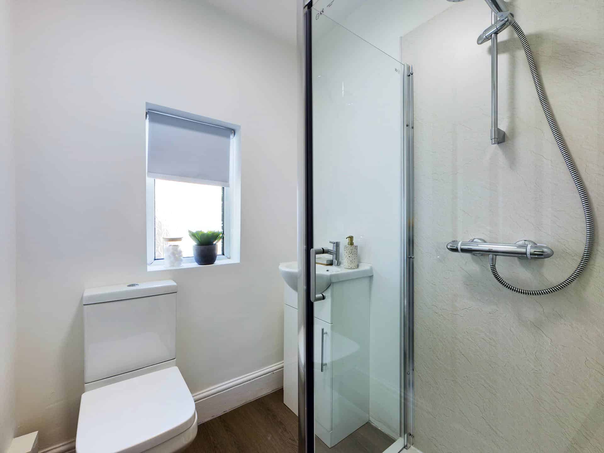 7 Westbourne Grove, Lincoln - Lincoln, England, United Kingdom - 4 Bedroom 2 Bathroom Apartment - Bathroom