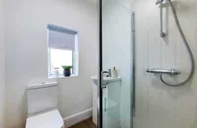 7 Westbourne Grove, Lincoln - Lincoln, England, United Kingdom - 4 Bedroom 2 Bathroom Apartment - Bathroom