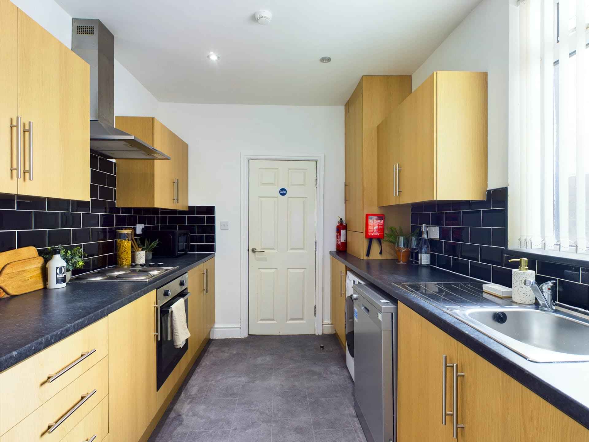 4 Bedroom 2 Bathroom Apartment - Bathroom?w=400&h=260&fit=crop&q=40&auto=format&trim=auto