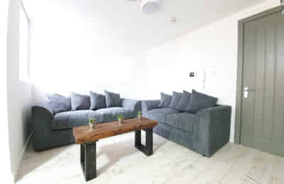 Kitchen?w=400&h=260&fit=crop&q=40&auto=format&trim=auto