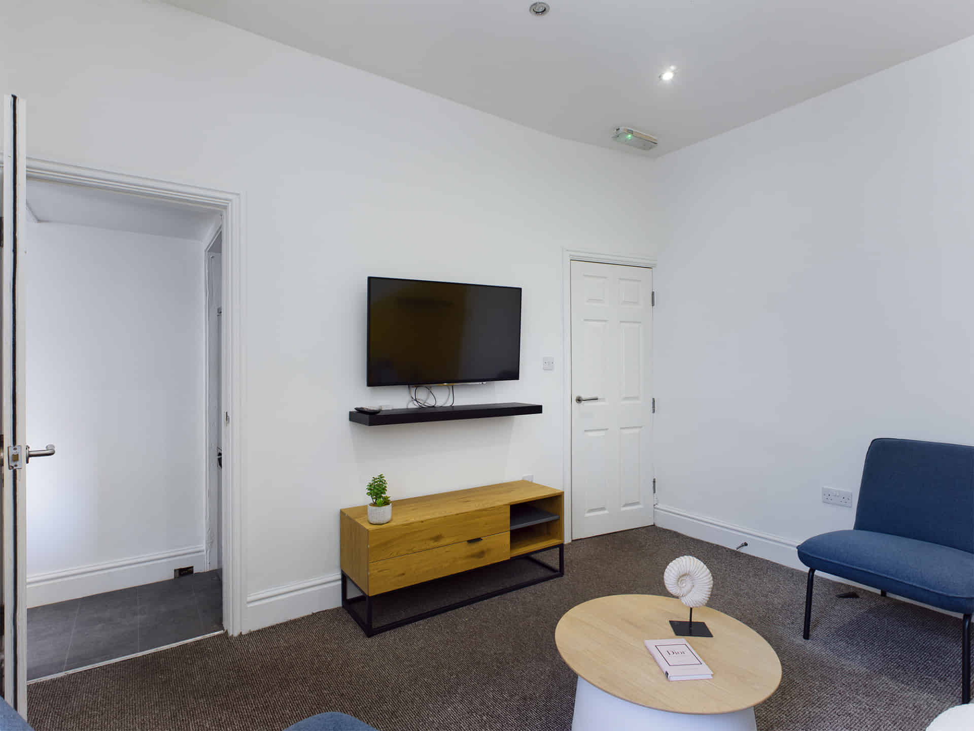 Bedroom?w=400&h=260&fit=crop&q=40&auto=format&trim=auto