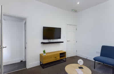 Bedroom?w=400&h=260&fit=crop&q=40&auto=format&trim=auto