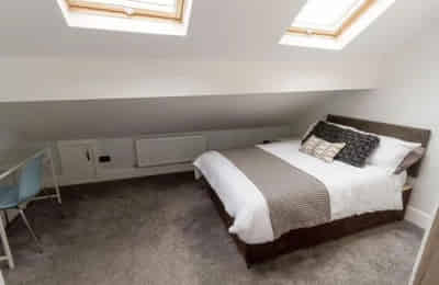 Bedroom?w=400&h=260&fit=crop&q=40&auto=format&trim=auto