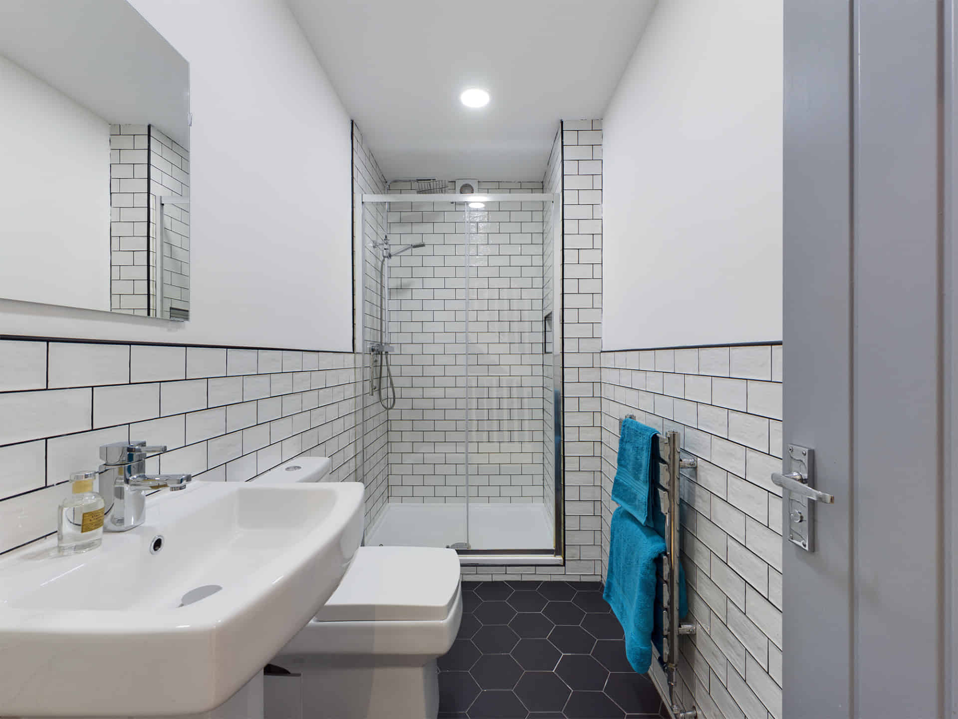 Lawrence Road L15, Liverpool - Liverpool, England, United Kingdom - 6 Bedroom Apartment  - Bathroom