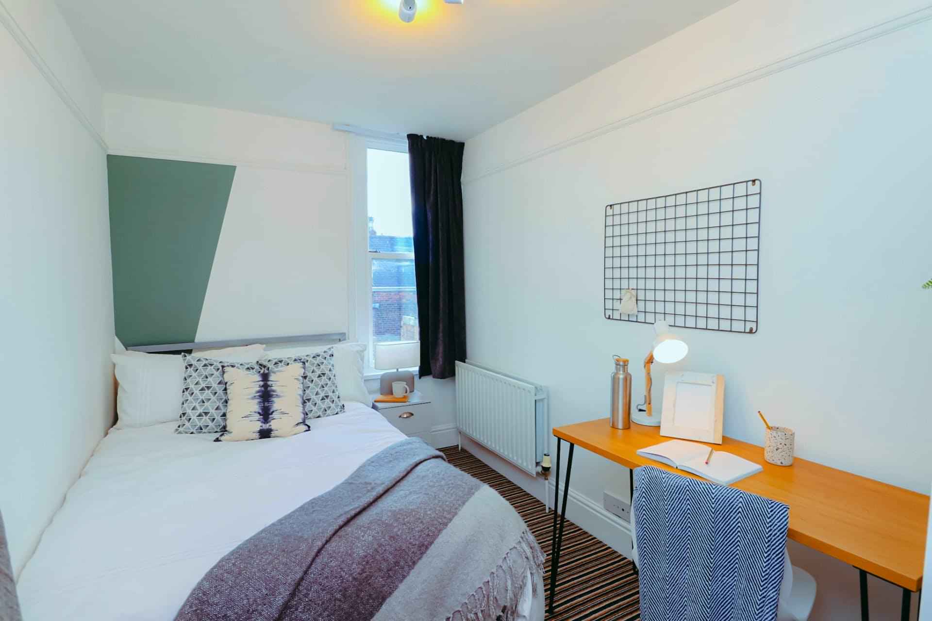 75A West Parade, Lincoln - Lincoln, England, United Kingdom - 6 Bedroom 2 Bathroom Apartment - Bedroom