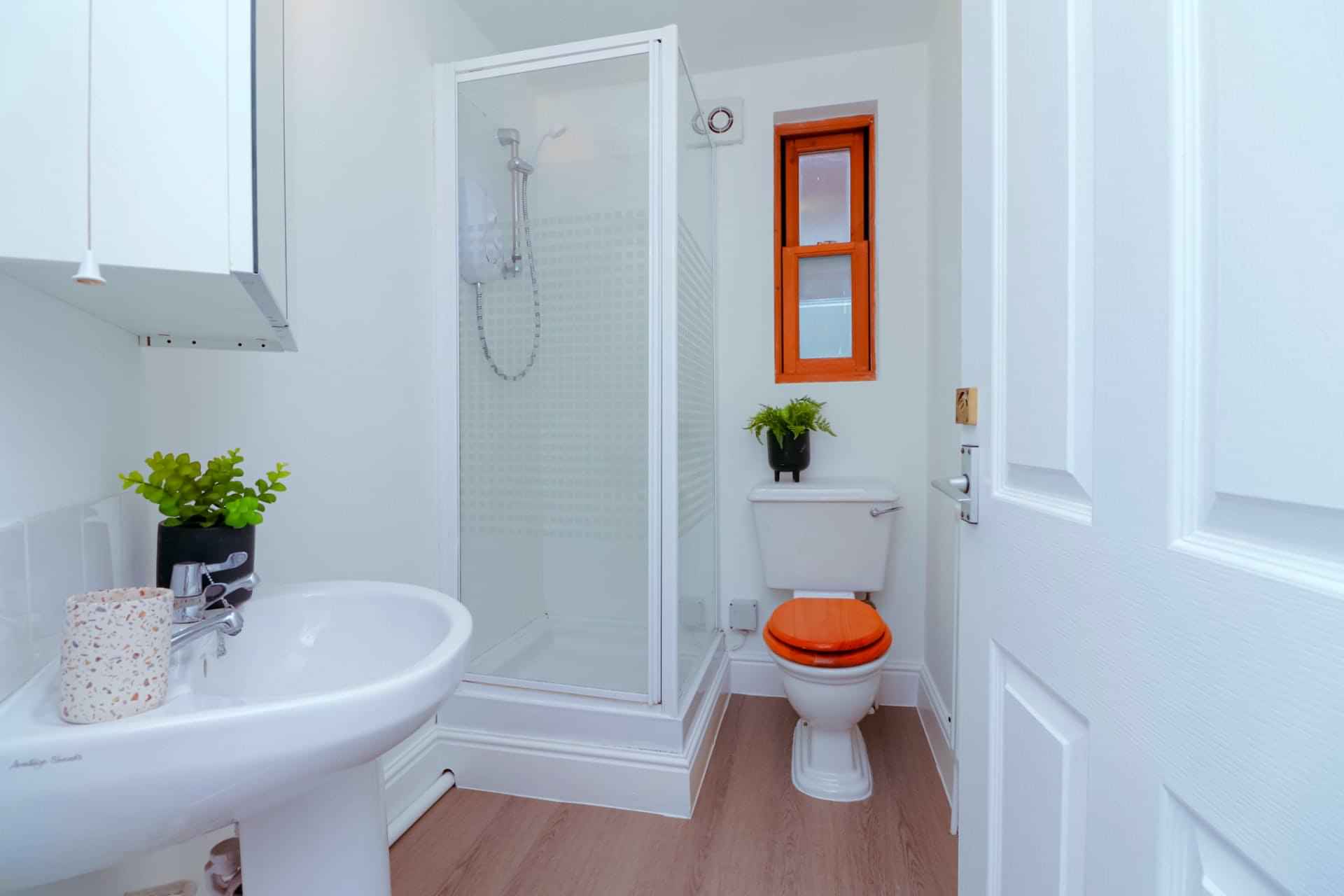 6 Bedroom 2 Bathroom Apartment - Bedroom?w=400&h=260&fit=crop&q=40&auto=format&trim=auto