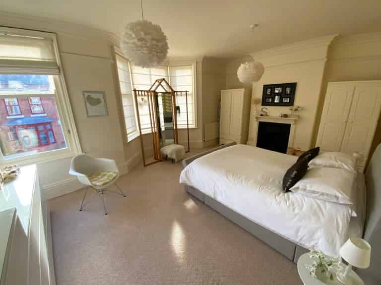 Exterior?w=400&h=260&fit=crop&q=40&auto=format&trim=auto