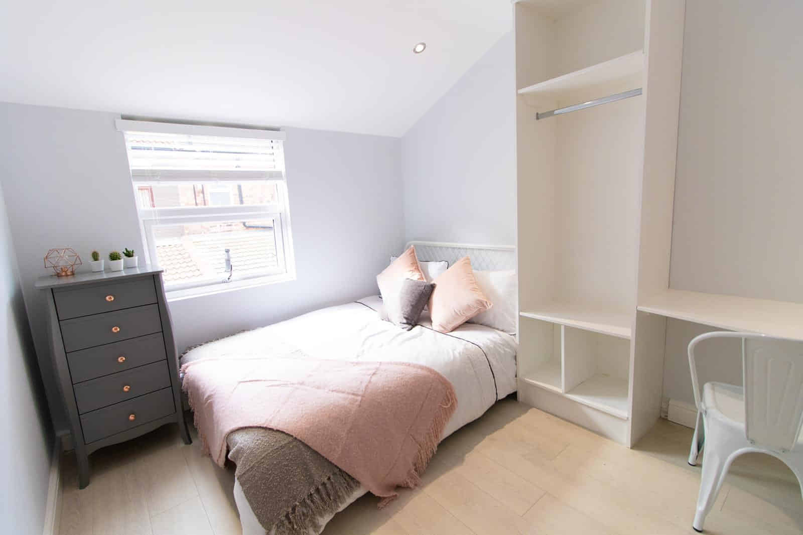 Bedroom?w=400&h=260&fit=crop&q=40&auto=format&trim=auto