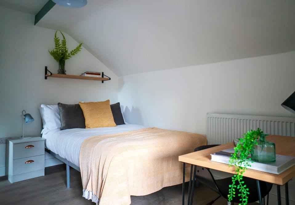 Floor Plan?w=400&h=260&fit=crop&q=40&auto=format&trim=auto