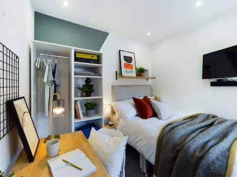 Empress Road L7, Liverpool - Liverpool, England, United Kingdom - 6 Bedroom 2 Bathroom Apartment - Bedroom