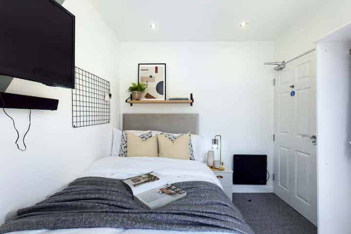 6 Bedroom 2 Bathroom Apartment - Bedroom?w=400&h=260&fit=crop&q=40&auto=format&trim=auto