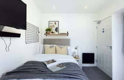 6 Bedroom 2 Bathroom Apartment - Bedroom?w=400&h=260&fit=crop&q=40&auto=format&trim=auto