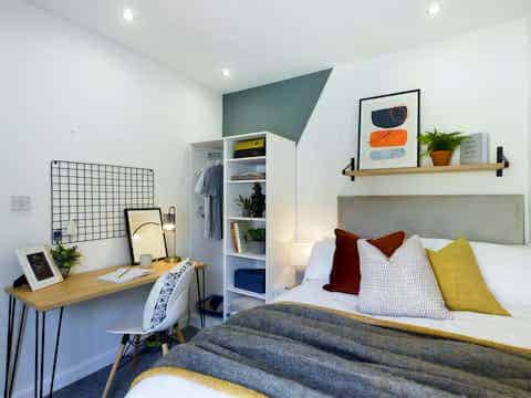 Empress Road L7, Liverpool - Liverpool, England, United Kingdom - 6 Bedroom 2 Bathroom Apartment - Bedroom