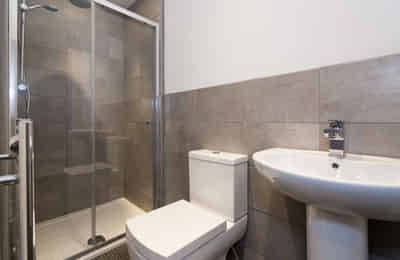 Common Area?w=400&h=260&fit=crop&q=40&auto=format&trim=auto