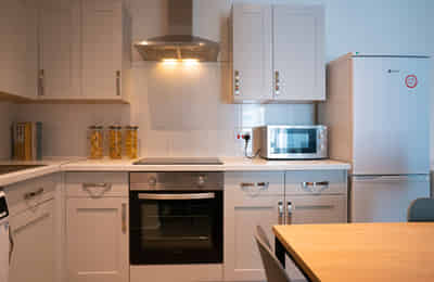 Bathroom?w=400&h=260&fit=crop&q=40&auto=format&trim=auto