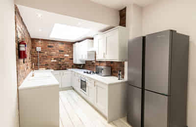 Bathroom?w=400&h=260&fit=crop&q=40&auto=format&trim=auto
