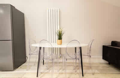 Kitchen?w=400&h=260&fit=crop&q=40&auto=format&trim=auto