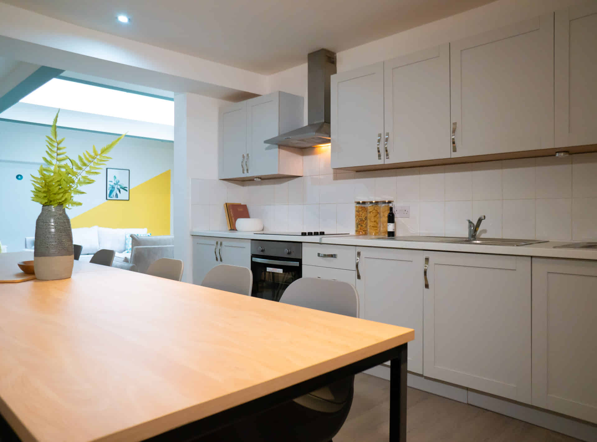 Common Area?w=400&h=260&fit=crop&q=40&auto=format&trim=auto