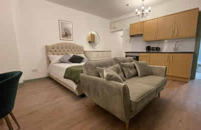 Bedroom?w=400&h=260&fit=crop&q=40&auto=format&trim=auto