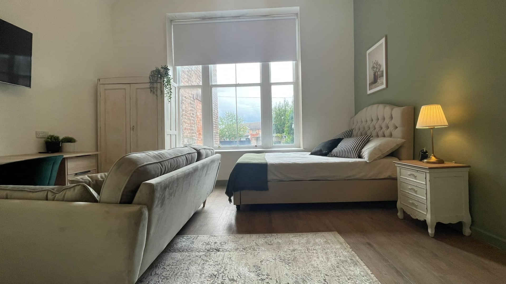 Bedroom?w=400&h=260&fit=crop&q=40&auto=format&trim=auto