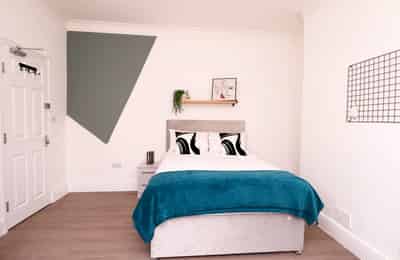 Bedroom?w=400&h=260&fit=crop&q=40&auto=format&trim=auto