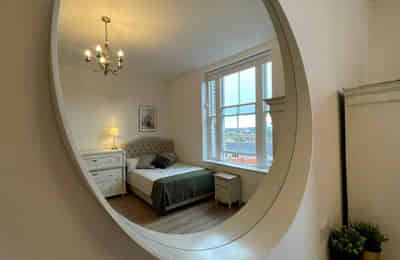 Bedroom?w=400&h=260&fit=crop&q=40&auto=format&trim=auto