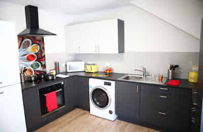 Bedroom?w=400&h=260&fit=crop&q=40&auto=format&trim=auto