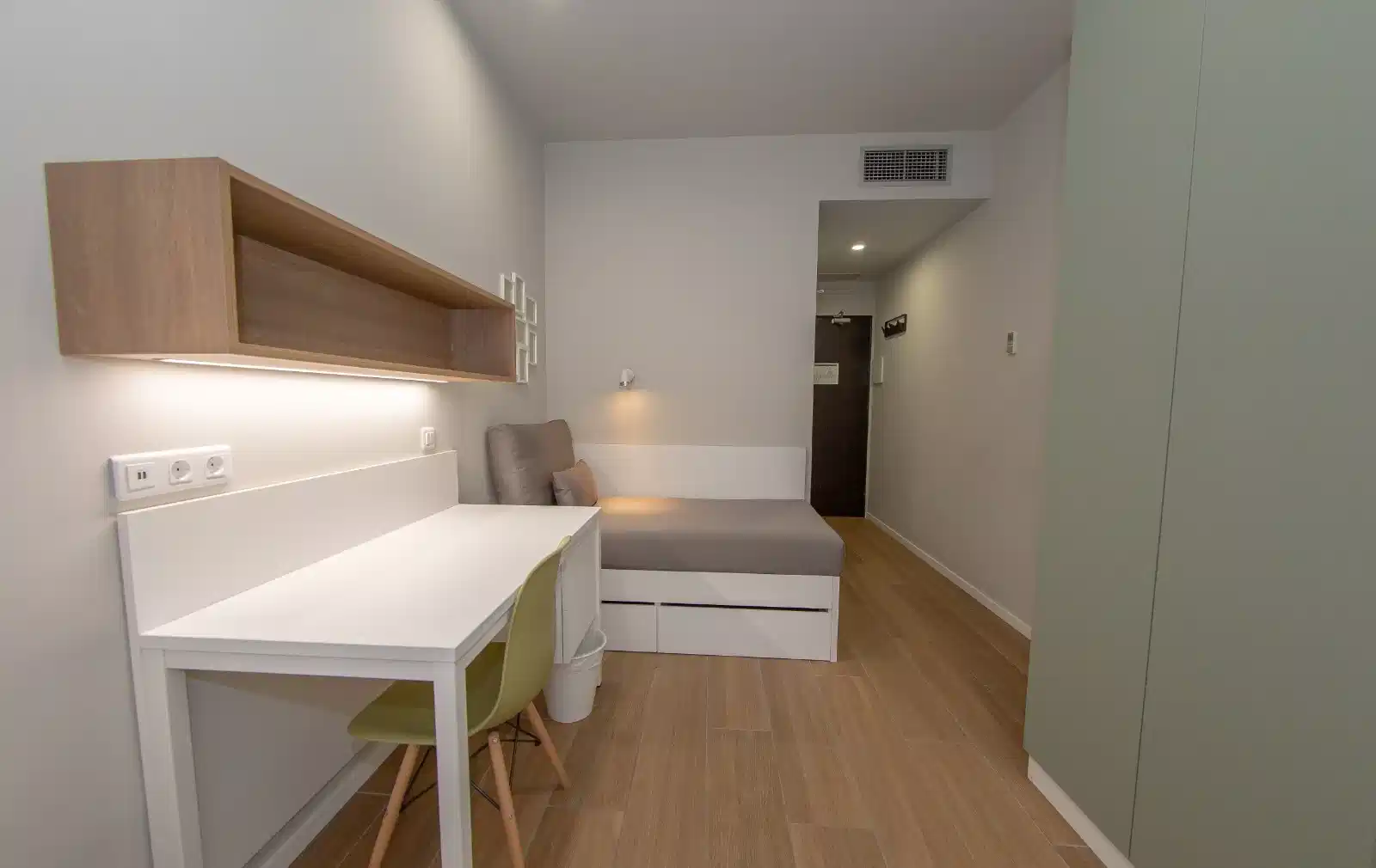 Exterior?w=400&h=260&fit=crop&q=40&auto=format&trim=auto