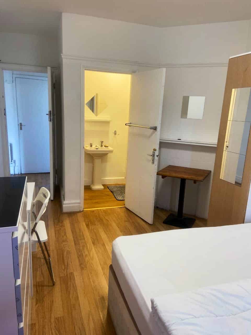 1 Bed Apartment - Bathroom?w=400&h=260&fit=crop&q=40&auto=format&trim=auto