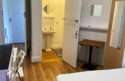 1 Bed Apartment - Bathroom?w=400&h=260&fit=crop&q=40&auto=format&trim=auto
