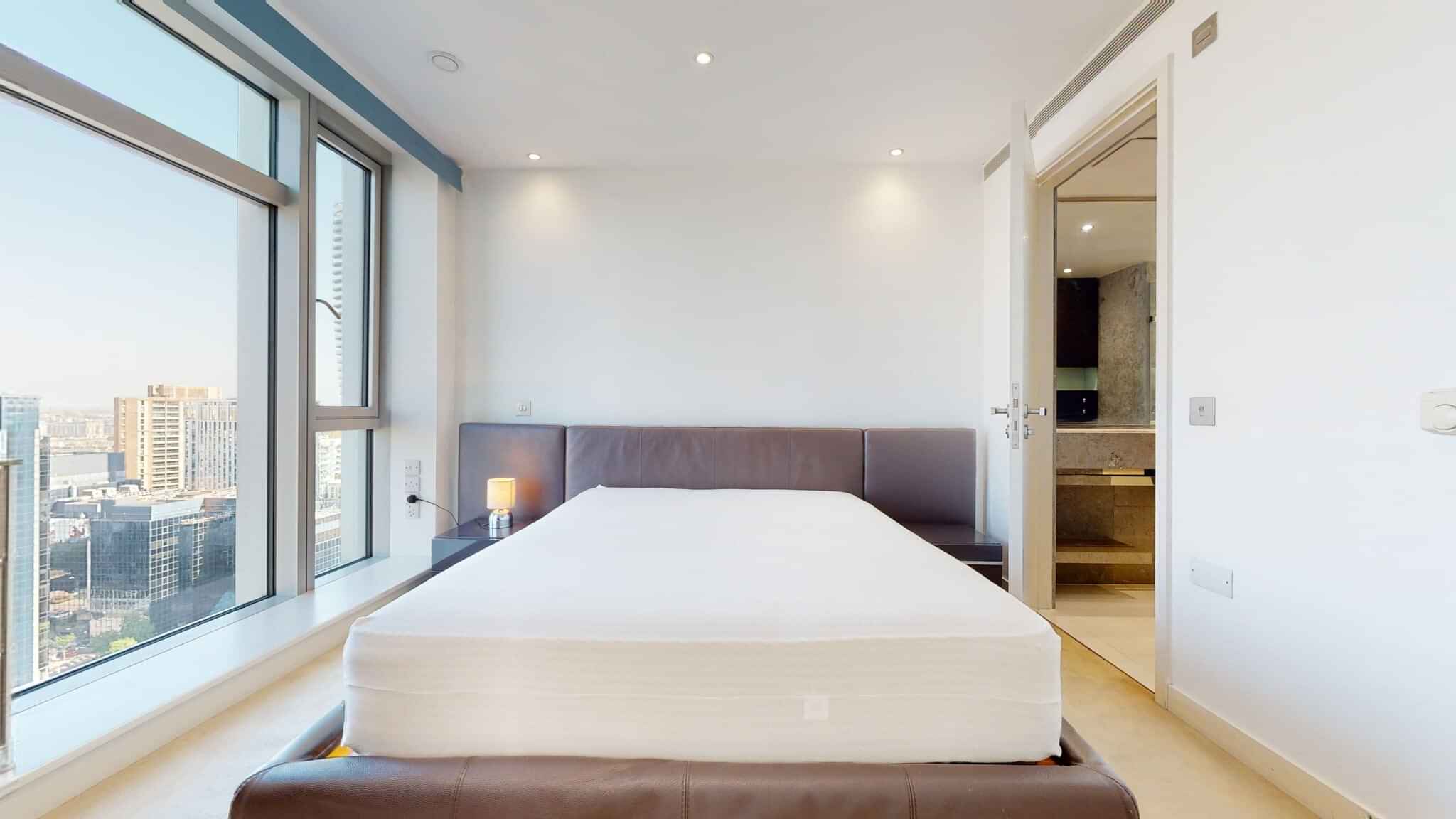 Bathroom?w=400&h=260&fit=crop&q=40&auto=format&trim=auto