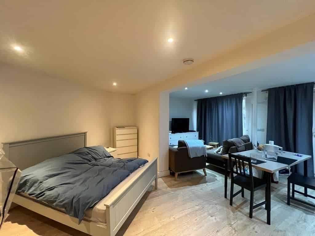 Bedroom?w=400&h=260&fit=crop&q=40&auto=format&trim=auto