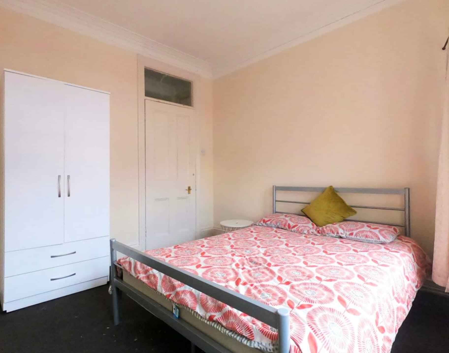 Bedroom?w=400&h=260&fit=crop&q=40&auto=format&trim=auto