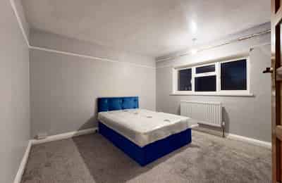 5 Bedroom 2 Bathroom Apartment - Bathroom?w=400&h=260&fit=crop&q=40&auto=format&trim=auto