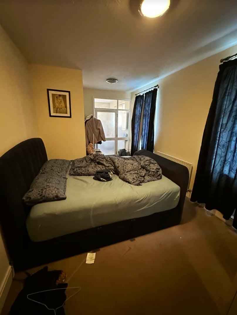 Exterior?w=400&h=260&fit=crop&q=40&auto=format&trim=auto