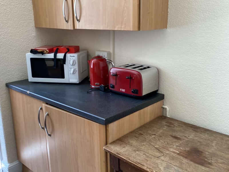 Common Area?w=400&h=260&fit=crop&q=40&auto=format&trim=auto