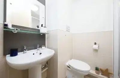 Common Area?w=400&h=260&fit=crop&q=40&auto=format&trim=auto