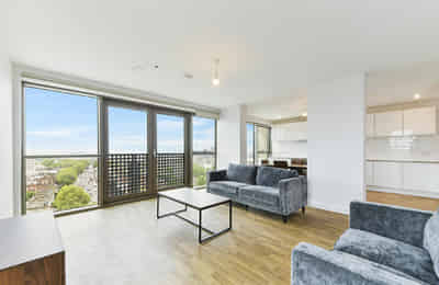 3 bedrooms property London, London - London, England, United Kingdom - Amenities