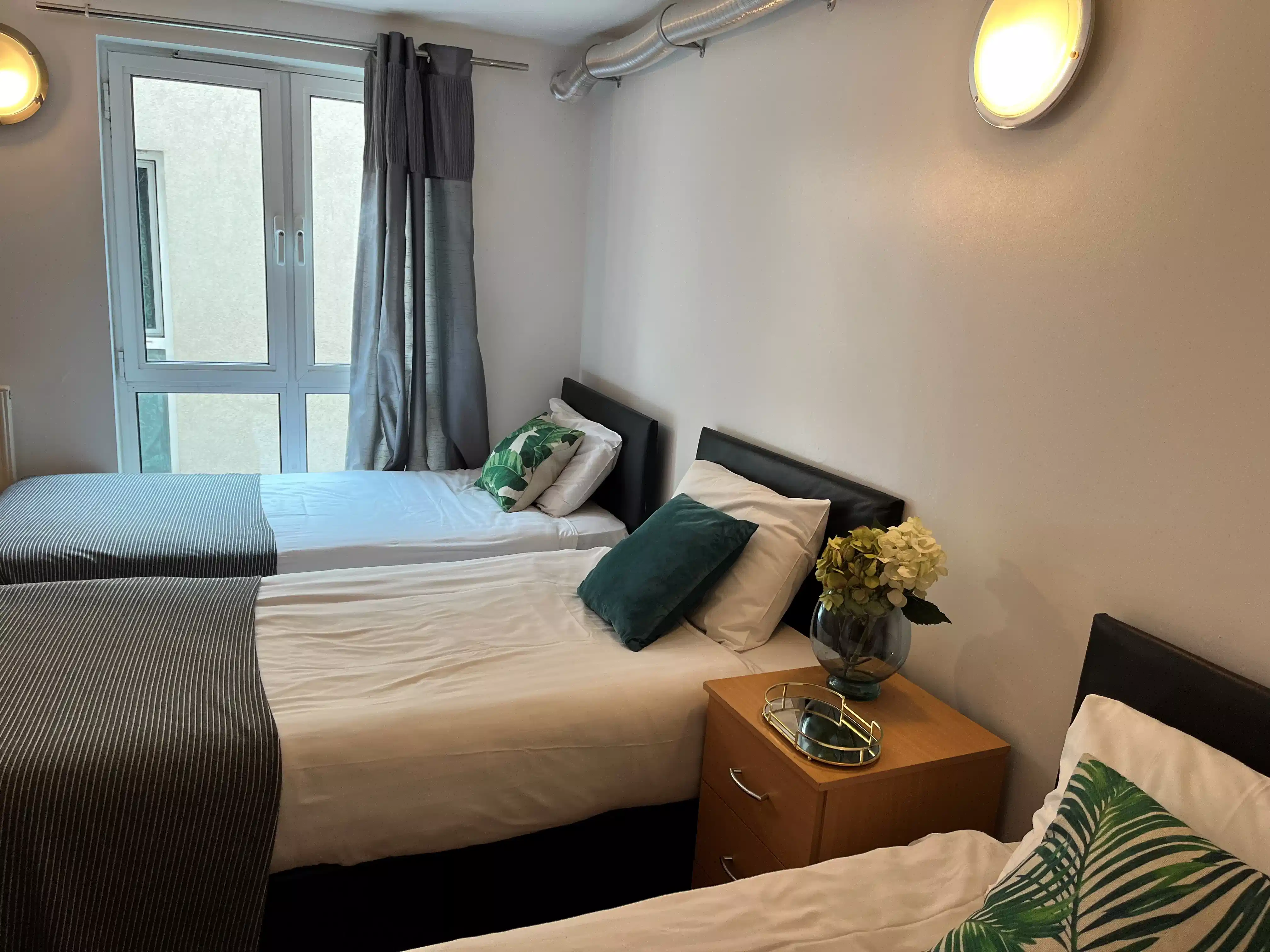 Amenities?w=400&h=260&fit=crop&q=40&auto=format&trim=auto