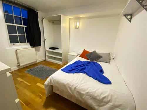 Exterior?w=400&h=260&fit=crop&q=40&auto=format&trim=auto