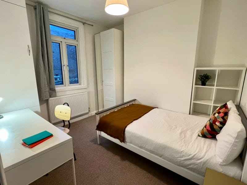 Bathroom?w=400&h=260&fit=crop&q=40&auto=format&trim=auto