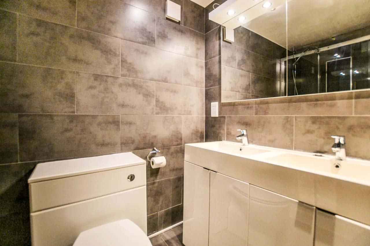 Alderbrook Road, London - London, England, United Kingdom - 3 Bedroom 2 Bathroom Apartment - Bathroom