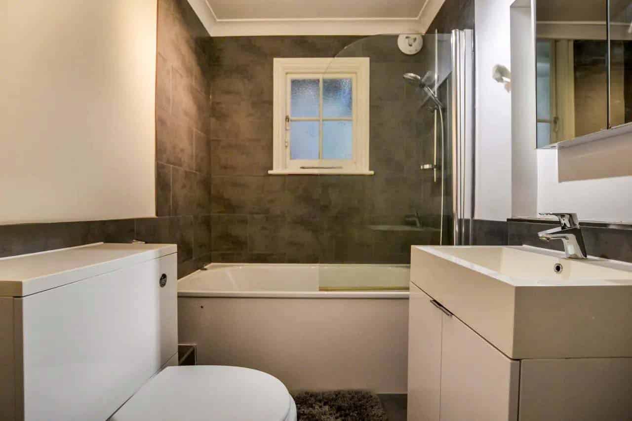 Alderbrook Road, London - London, England, United Kingdom - 3 Bedroom 2 Bathroom Apartment - Bathroom