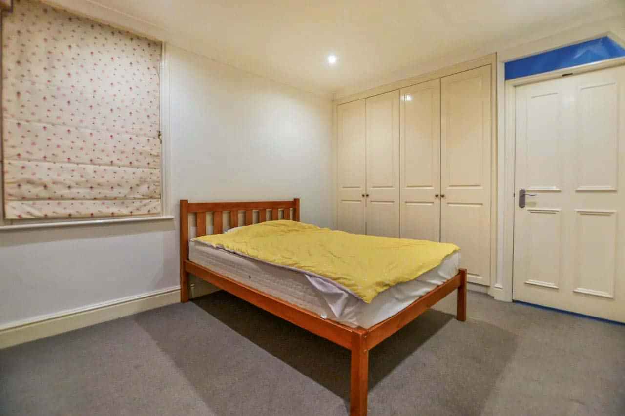 3 Bedroom 2 Bathroom Apartment - Bathroom?w=400&h=260&fit=crop&q=40&auto=format&trim=auto