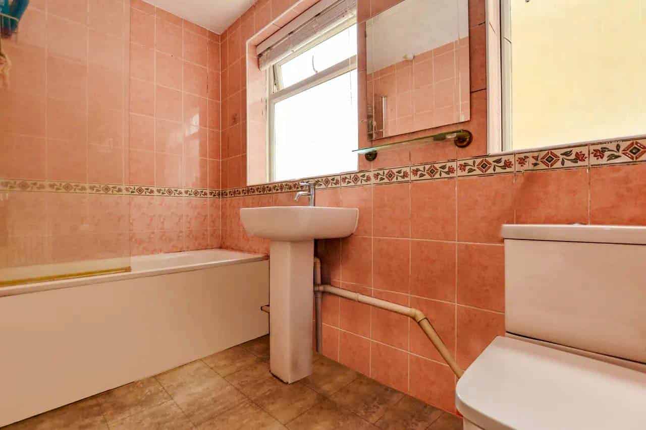 Florence Road, London - London, England, United Kingdom - 4 Bedroom 2 Bathroom Apartment  - Bathroom